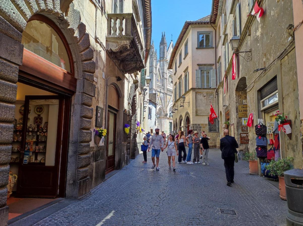 Stanza Con Bagno Privato Orvieto Centro Storico, Aria Condizionata Netflix Vicino Al Pozzo Della Cava-Affittacamere "Carvajal Rooms" Bagian luar foto